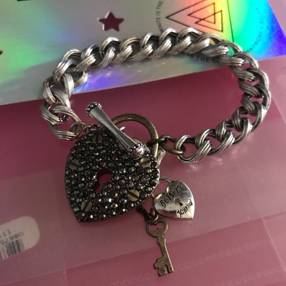 Betsey Johnson crystal rhinestone heart lock key vintage girl charm bracelet B37 - Picture 4 of 5